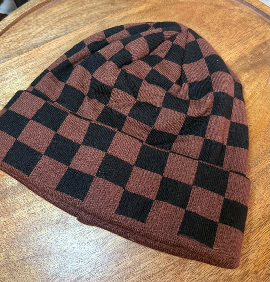 BEANIE WITH 1 PATCH- BROWN CHECKERED