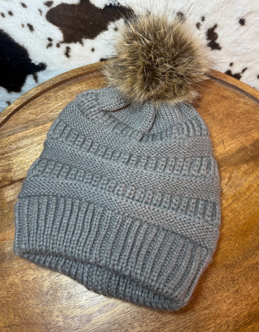 BEANIE WITH 1 PATCH- GREY PUFF