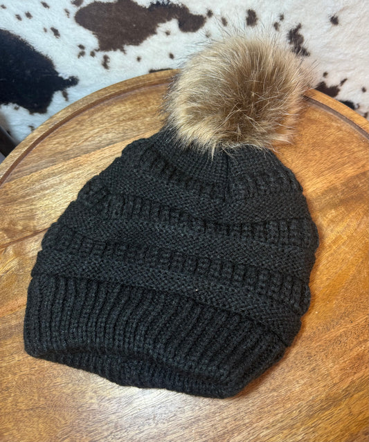 BEANIE WITH 1 PATCH- BLACK PUFF